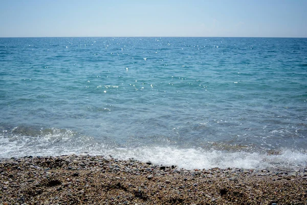 Praia mar ondas spray horizonte Azur azul — Fotografia de Stock