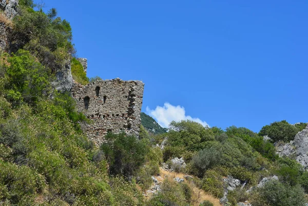 Ruinas del castillo en una roca en los trópicos —  Fotos de Stock