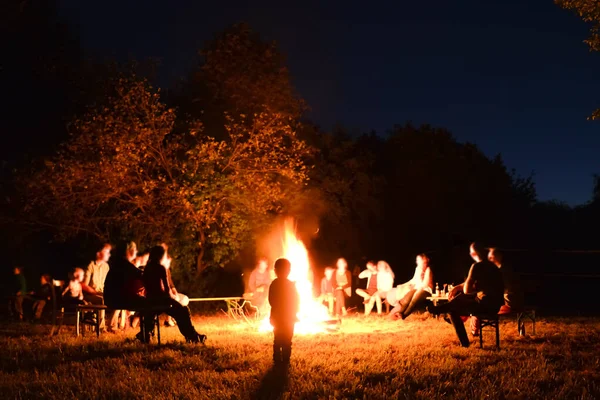 Barn står framför brand festival lägereld natt — Stockfoto
