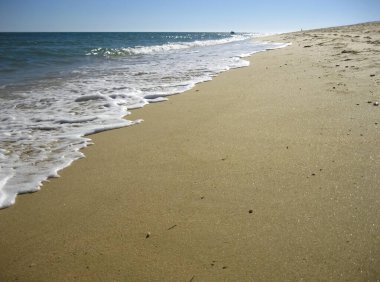 Kumsal, deniz dalgaları, güneş ışığı...