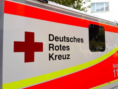Ambulans Kızıl Haç vagonu Alman arabası Kreuz 'u döndürüyor.,