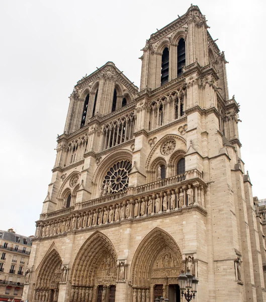 Katedrální průčelí Notre dame v Paříži — Stock fotografie