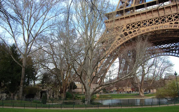 Trädgård med en damm under Eiffeltornet. — Stockfoto