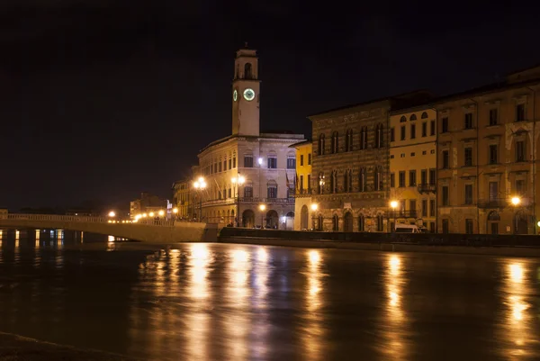 Pisa v noci od řeky. — Stock fotografie