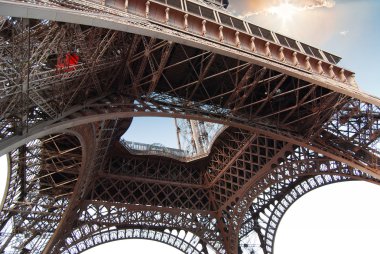 Eyfel Kulesi'nin altındaki ayrıntı