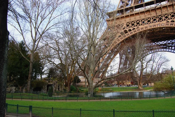 Giardini con laghetto sotto la Torre Eiffel . — Foto Stock