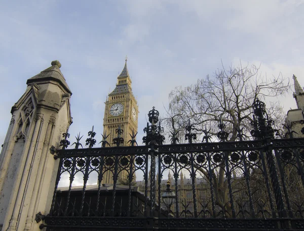 Big Ben view from outside gates of Westminster, London. — Stock Photo, Image