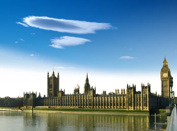 Big Ben'e ve thames Nehri Parlamento'da evi. — Stok fotoğraf