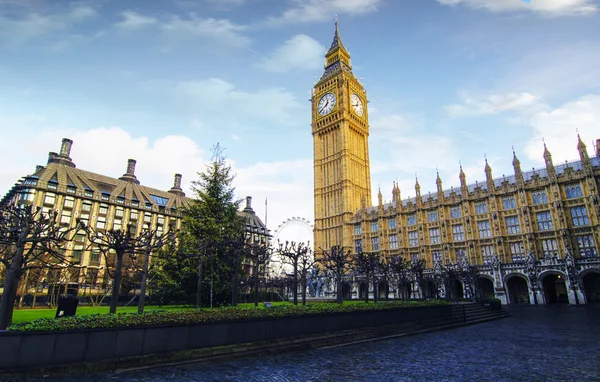 Europees Parlement uk kantoor en de big ben uitzicht vanaf binnen westm — Stockfoto