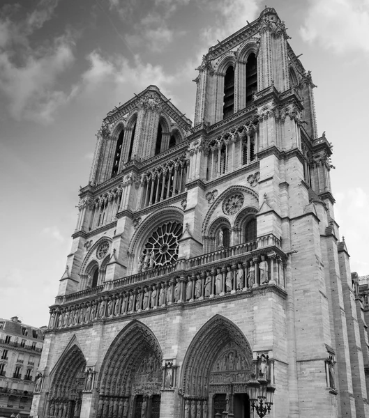 Katedrální průčelí Notre dame v Paříži — Stock fotografie