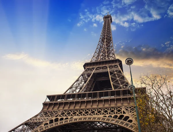 París, 27 de noviembre: La Torre Eiffel, vista desde abajo . — Foto de Stock