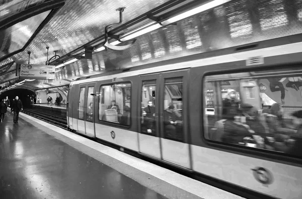 PARIS, NOVEMBRO 27: O trem do metrô que parte, 27 de novembro de 201 — Fotografia de Stock