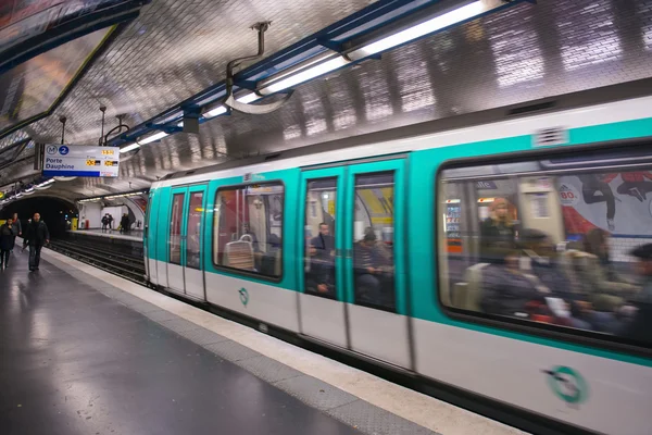 パリ、11 月 27 日: 地下鉄の列車発車、201年 11 月 27日 — ストック写真