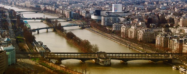 Vista dal ponte della torre Eiffel Bir-Hakein e isolotto sul fiume — Foto Stock