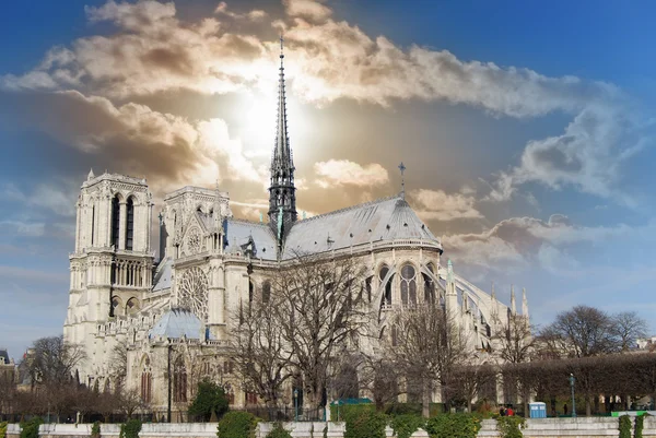 ภาพรวมของโบสถ์ Notre Dame จากธนาคารของ riv — ภาพถ่ายสต็อก