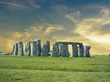 stonehenge ayrıntıları ile güzel gökyüzü.