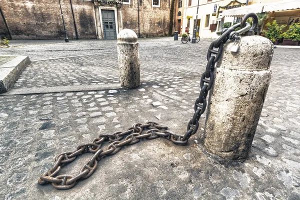 路上の鎖. — ストック写真