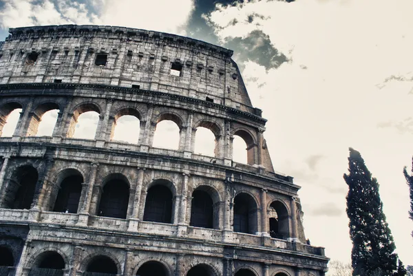 Colosseuym z piękne niebo — Zdjęcie stockowe