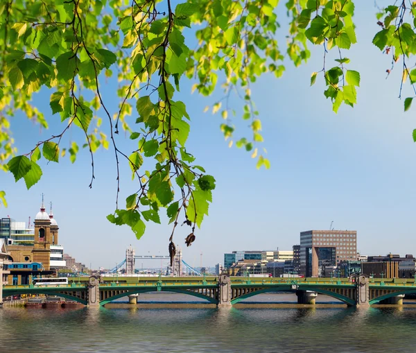 Blick auf die Southwark Bridge mit der Tower Bridge im Hintergrund beh — Stockfoto