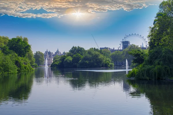 Vista de London Eye por St. James Park, Londres —  Fotos de Stock