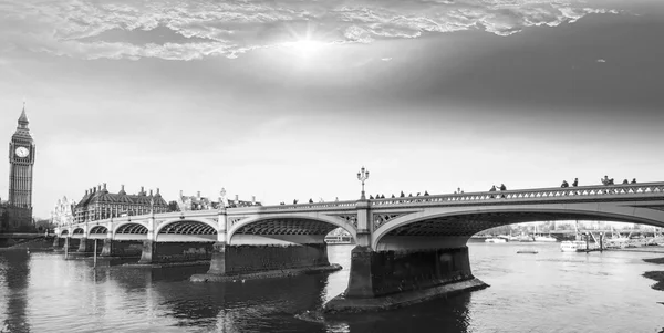 Big ben ile Westminster Köprüsü — Stockfoto