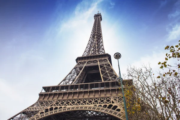 Paryż, 27 listopada: Wieża Eiffla, widok od dołu. — Zdjęcie stockowe