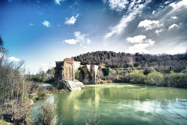 Panorama van de oude brug vernietigd in de Toscaanse heuvels, met b — Stockfoto