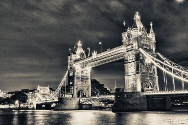 gece Londra Köprüsü
