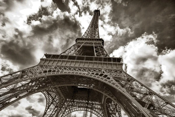 Tampilan Menara Eiffel dari bawah — Stok Foto