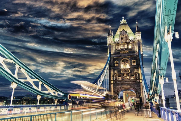 Verkeer op london bridge — Stockfoto