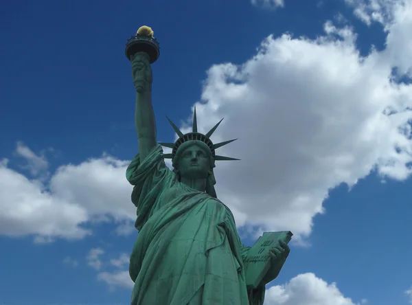 New York, 13. Juni: Freiheitsstatue am Eingang des Hafens — Stockfoto