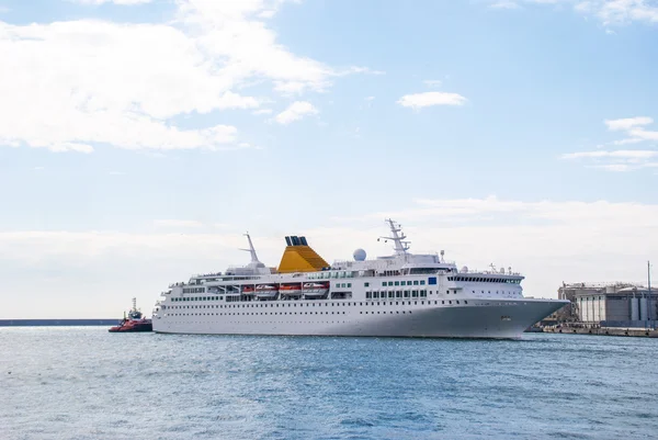 The cruise ship in the harbor — Stock Photo, Image