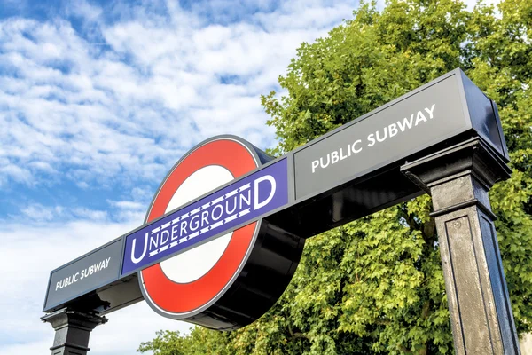 LONDRES, Primer plano de un letrero de estación tradicional —  Fotos de Stock