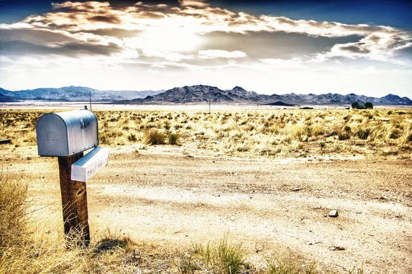 Postkassen i ørkenen . – stockfoto