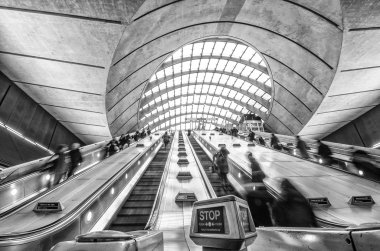 Metro istasyonunda yürüyen merdiven