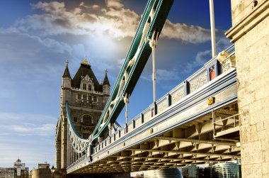 tower bridge, Londra altından göster