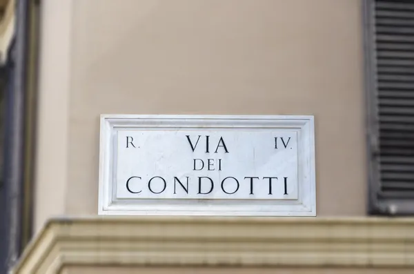 Callejero de la famosa Via dei Condotti en Roma, Italia . — Foto de Stock