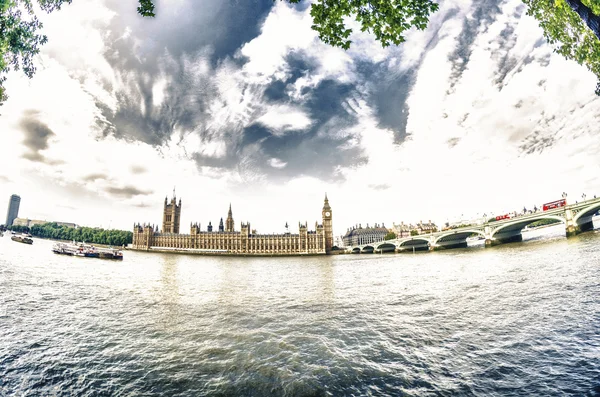 Westminsyer Palast und Brücke mit schönem Himmel — Stockfoto