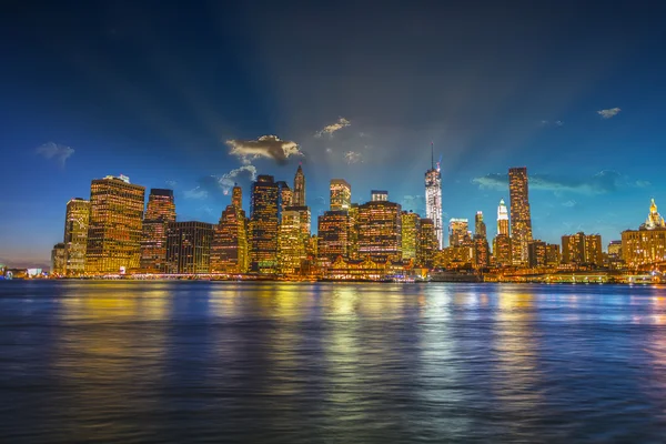 Gece güzel gökyüzü ile Manhattan — Stok fotoğraf