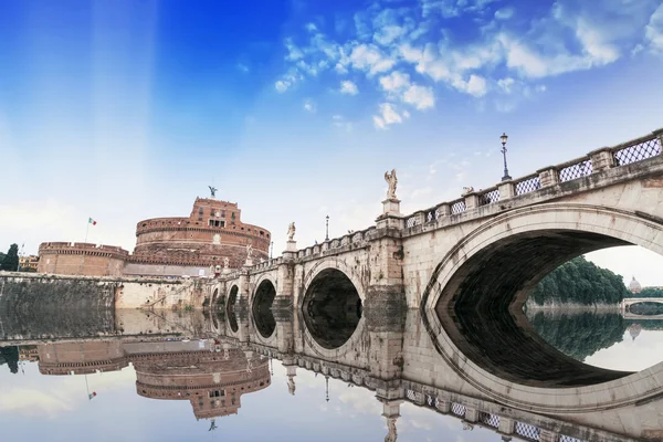 Castel Sant 'Angelo e a ponte sobre as reflexões do Tibre — Fotografia de Stock