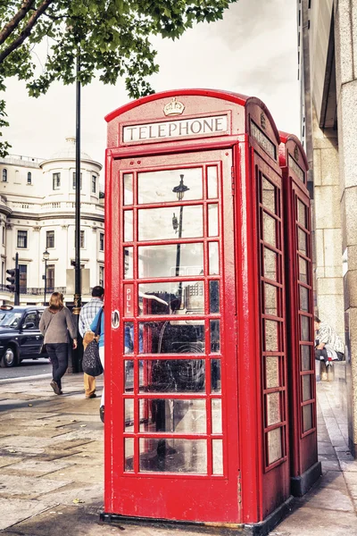 Típica cabina telefónica em Londres — Fotografia de Stock