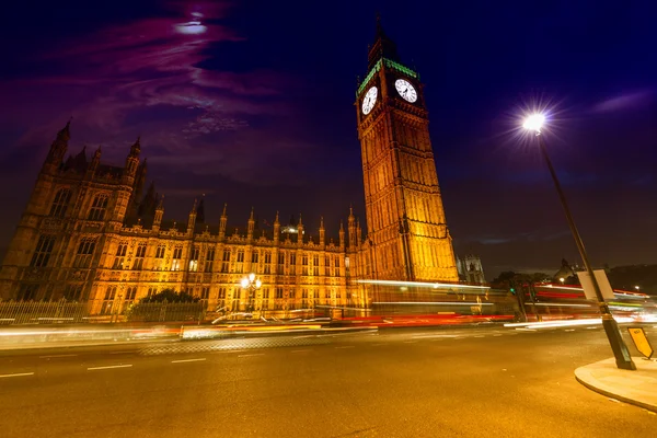 Velkolepý pohled Westminsterského paláce a big ben v noci — Stock fotografie