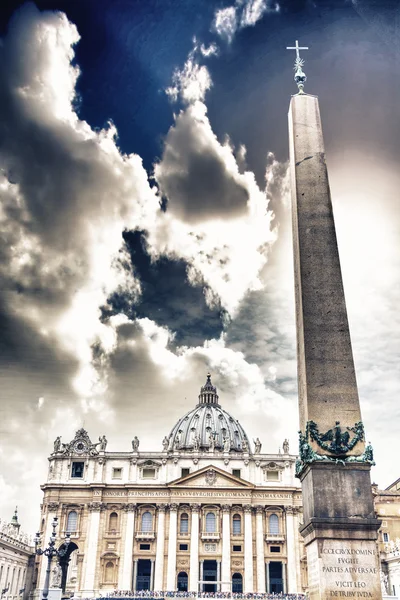 Espectacular vista de San Pedro en Vatrican, Roma —  Fotos de Stock