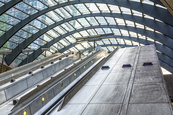 Escada rolante em Canary Warf Station, Londres — Fotografia de Stock