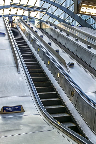 Escada rolante em Canary Warf Station, Londres — Fotografia de Stock