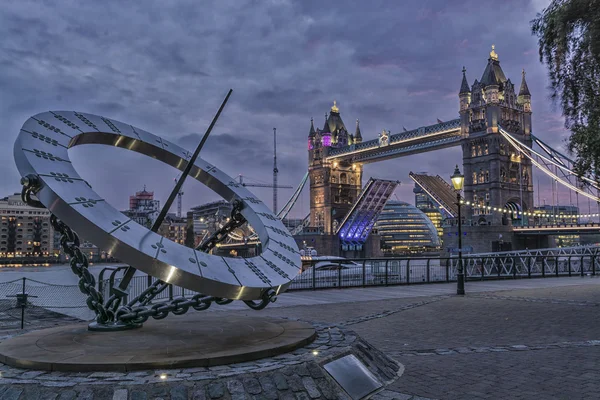 London Bridge by night with bridge open — Stock Photo, Image