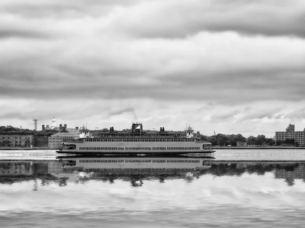 Barco de ferry a Manhattan, Nueva York — Foto de Stock
