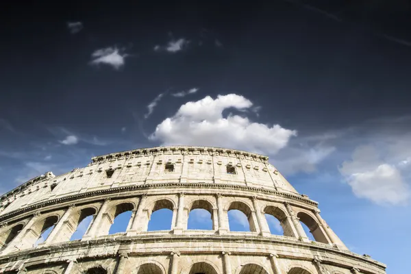 Céu bonito acima colosseum em Roma — Fotografia de Stock