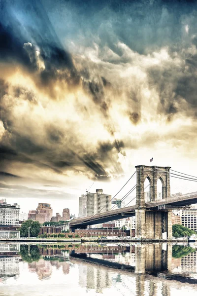 Brooklyn Köprüsü ile güzel gök — Stok fotoğraf