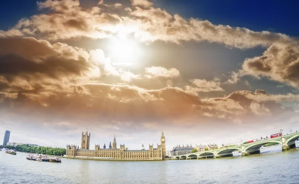 Westminsyer Palast und Brücke mit schönem Himmel — Stockfoto